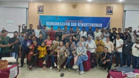 Puluhan wartawan berswa foto bersama usai gelaran OKK PWI Papua perdana.