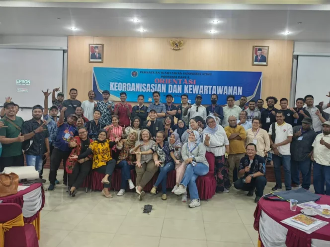 
					Puluhan wartawan berswa foto bersama usai gelaran OKK PWI Papua perdana.
