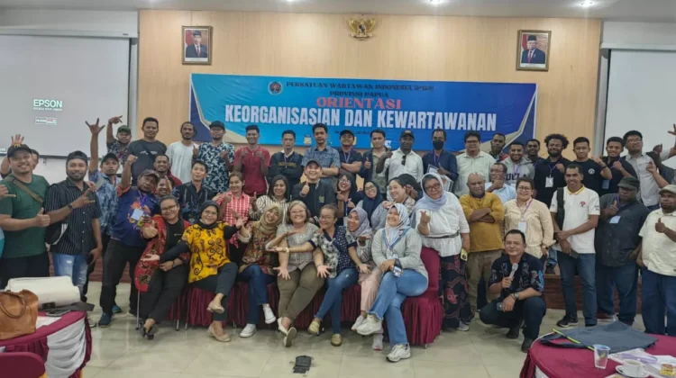 Puluhan wartawan berswa foto bersama usai gelaran OKK PWI Papua perdana.
