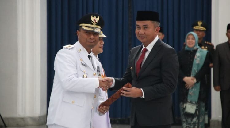 Pj. Bupati Subang Dr. Drs. Imran, M.Si., MA.Cd saat dilantik oleh Penjabat (Pj.) Gubernur Jawa Barat Bey Machmudin Desember tahun lalu.