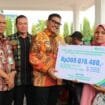 Pj. Walikota Lhokseumawe, A. Hanan menyerahkan secara simbolis santunan dari BPJamsostek Lhokseumawe kepada ahli waris