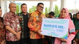 Pj. Walikota Lhokseumawe, A. Hanan menyerahkan secara simbolis santunan dari BPJamsostek Lhokseumawe kepada ahli waris