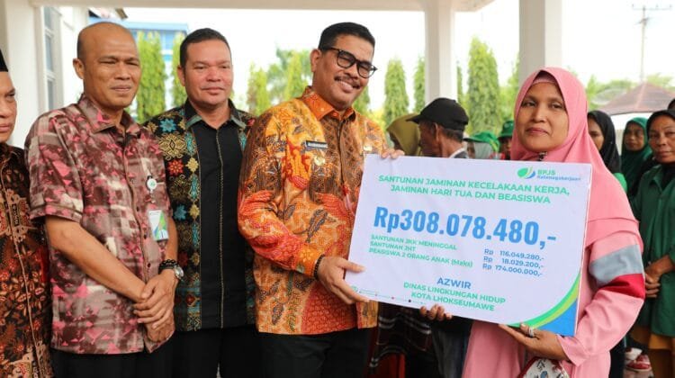 Pj. Walikota Lhokseumawe, A. Hanan menyerahkan secara simbolis santunan dari BPJamsostek Lhokseumawe kepada ahli waris