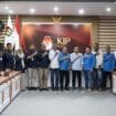 Pengurus PWI Aceh foto bersama dengan Komisioner dan para Kabag-Kasubbag Sekretariat KIP Aceh, Selasa, 28 Mei 2024. (Dok KIP Aceh)