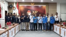 Pengurus PWI Aceh foto bersama dengan Komisioner dan para Kabag-Kasubbag Sekretariat KIP Aceh, Selasa, 28 Mei 2024. (Dok KIP Aceh)