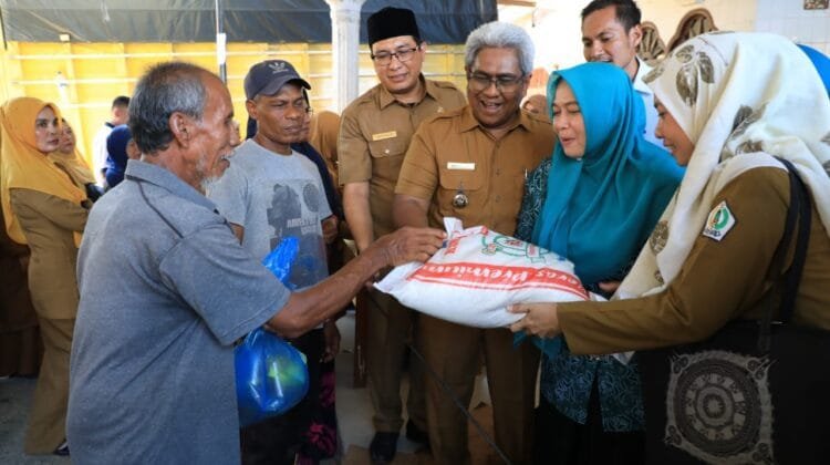 Masyarakat Ekonomi Lemah Serbu Pasar Murah