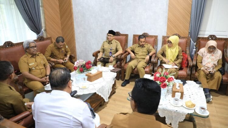 Pj Bupati Mahyuzar Pimpin Rapat Penanggulangan Inflasi dan TBC