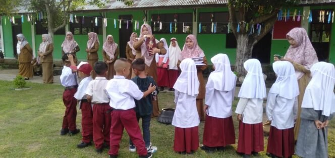 
					Kepala SDN 10 Syamtalira Bayu Bagikan Seragam Sekolah bagi Siswa Baru