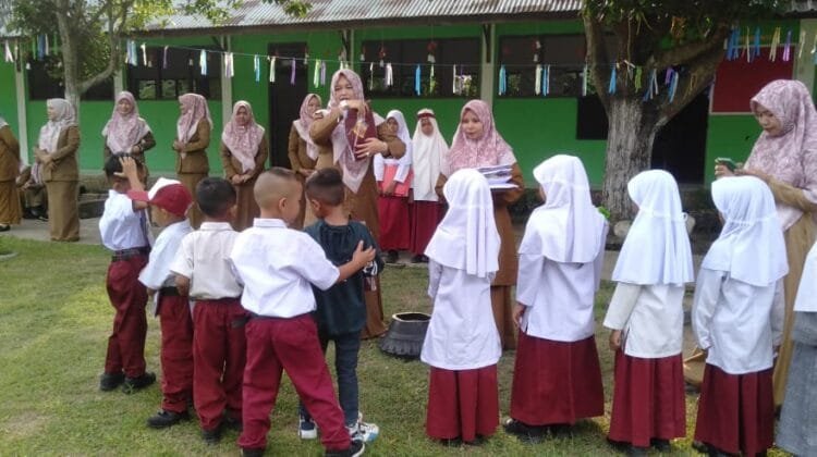 Kepala SDN 10 Syamtalira Bayu Bagikan Seragam Sekolah bagi Siswa Baru