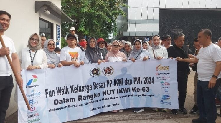 Fun Walk HUT ke-63 IKWI Meriah