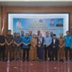 Asisten II Setdakab Aceh Tamiang, Dr. Catur Hariyati didampingi Ketua PWI Aceh, Nasir Nurdin foto bersama dengan Forkopimda, SKPK, mitra kerja dan wartawan seusai pembukaan Konferkab II PWI Aceh Tamiang di Gedung SKB Karang Baru, Selasa, 30 Juli 2024. (Foto Abdul Hadi/PWI Aceh)