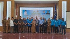 Asisten II Setdakab Aceh Tamiang, Dr. Catur Hariyati didampingi Ketua PWI Aceh, Nasir Nurdin foto bersama dengan Forkopimda, SKPK, mitra kerja dan wartawan seusai pembukaan Konferkab II PWI Aceh Tamiang di Gedung SKB Karang Baru, Selasa, 30 Juli 2024. (Foto Abdul Hadi/PWI Aceh)