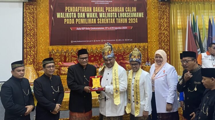 Pasangan Bacalon Walikota Azhari-Zulkarnaen Resmi Daftar ke KIP Kota Lhokseumawe
