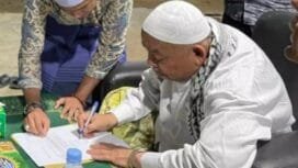 Muhammad Ali atau Abu Paya Pasi menandatangani surat pengunduran diri. (ist)