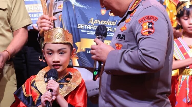 Kapolri dan Ketua Bhayangkari Sapa Dua Anak Pemenang Lomba Setapak Perubahan