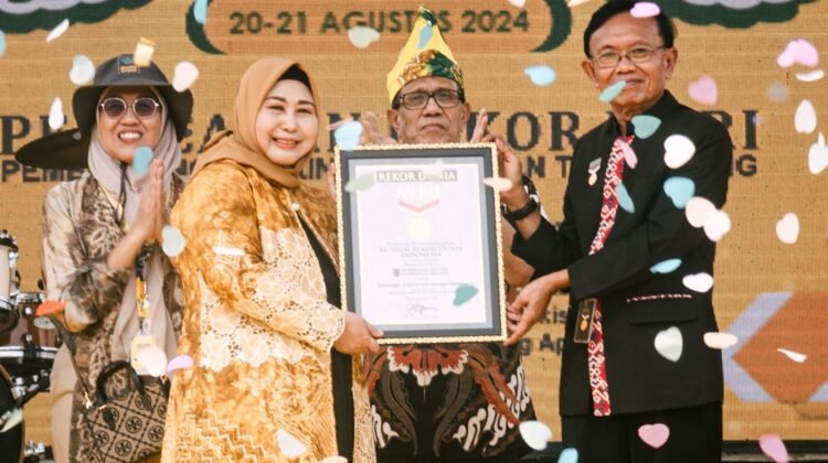 Pecahkan Rekor Muri Bentangan Kain Sasirangan, Ketua PWI Pusat Puji Inisiatif Pemprov Kalsel