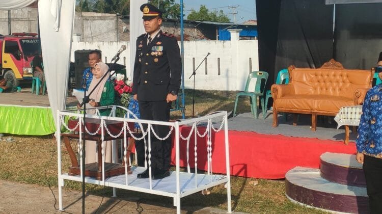 Kapolsek Medang Deras Pimpin Penurunan Bendera Merah Putih