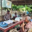 Anggota personil brimob Polda Aceh melakukan patroli di Lhokseumawe.