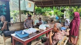 Anggota personil brimob Polda Aceh melakukan patroli di Lhokseumawe.