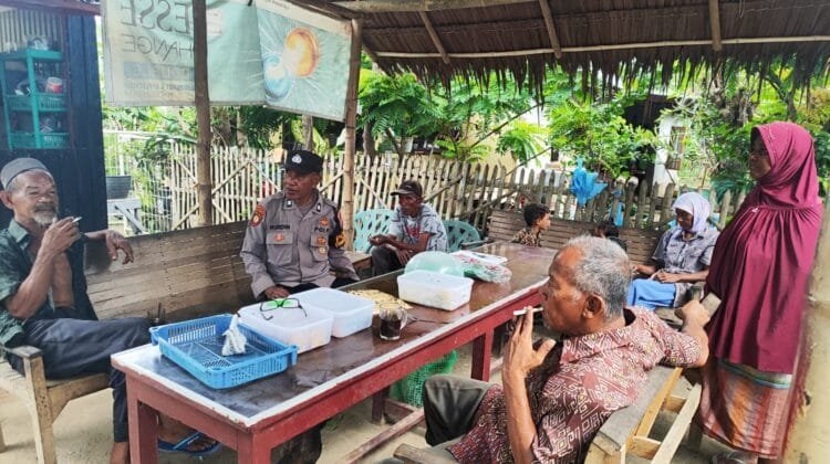 Anggota personil brimob Polda Aceh melakukan patroli di Lhokseumawe.