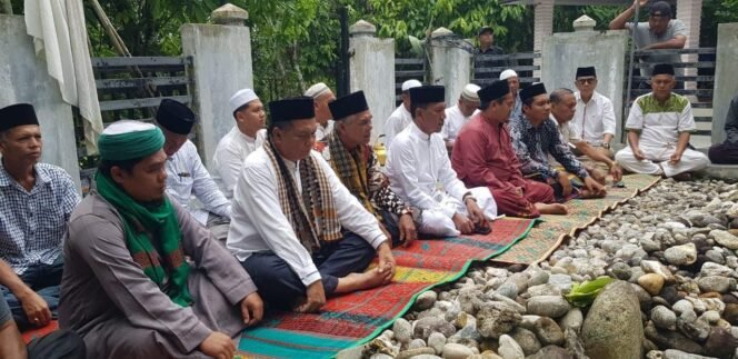 
					Paslon Raidin Pinim-Syahrizal Ziarah ke Makam Maulana Malik Ibrahim 