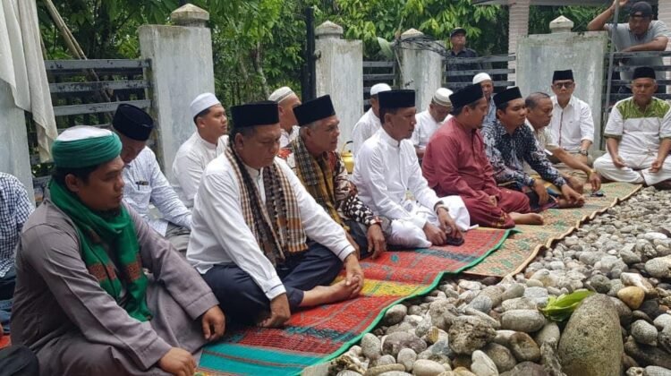 Paslon Raidin Pinim-Syahrizal Ziarah ke Makam Maulana Malik Ibrahim 