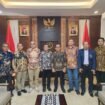 Pengurus PWI Pusat dipimpin Ketua Umumnya, Hendry Ch Bangun bertemu Mensesneg Pratikno di Jakarta, Rabu, 28 Agustus 2024 dilanjutkan sesi foto bersama. (Dok PWI Pusat)