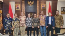 Pengurus PWI Pusat dipimpin Ketua Umumnya, Hendry Ch Bangun bertemu Mensesneg Pratikno di Jakarta, Rabu, 28 Agustus 2024 dilanjutkan sesi foto bersama. (Dok PWI Pusat)