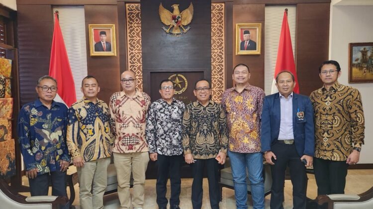 Pengurus PWI Pusat dipimpin Ketua Umumnya, Hendry Ch Bangun bertemu Mensesneg Pratikno di Jakarta, Rabu, 28 Agustus 2024 dilanjutkan sesi foto bersama. (Dok PWI Pusat)