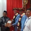 Calon Bupati Bener Meriah, Tagore Anu Bakar, menyerahkan dolumen pendaftaran kepada Ketua KIP, Khairul Akhyar. 