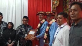 Calon Bupati Bener Meriah, Tagore Anu Bakar, menyerahkan dolumen pendaftaran kepada Ketua KIP, Khairul Akhyar. 