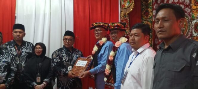 
					Calon Bupati Bener Meriah, Tagore Anu Bakar, menyerahkan dolumen pendaftaran kepada Ketua KIP, Khairul Akhyar. 