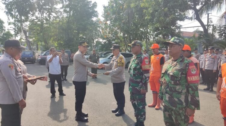 Kapolsek Pulogadung Ganjar Penghargaan kepada Anggota dan Mitra Kerja yang berhasil Tangkap Penjahat