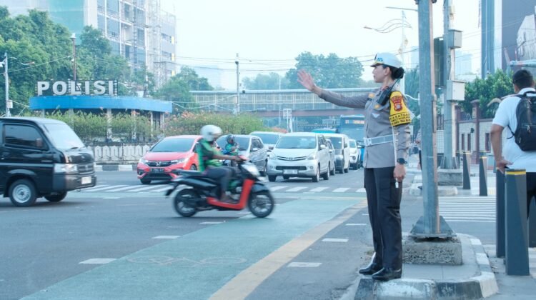 Gabungan Polwan Mabes Polri Dan Polda Metro Gelar Aksi Simpatik Di HUT Ke-76