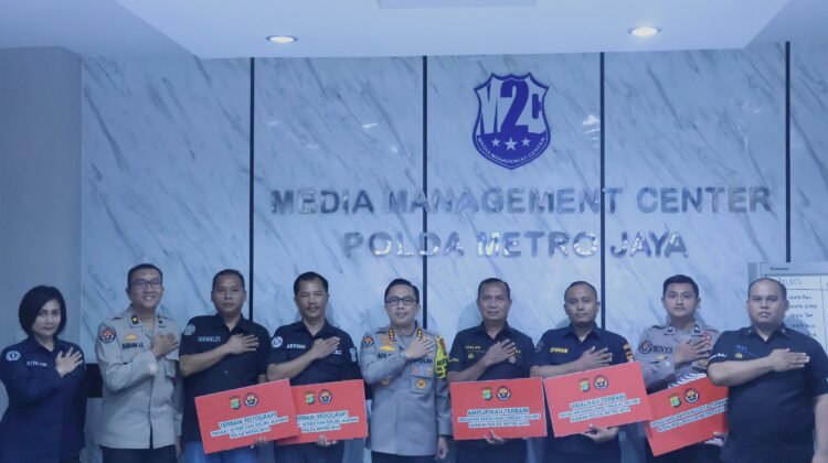 Bidhumas Polda Metro Gelar Latkatpuan Dan Beri Penghargaan 5 Personel Berprestasi