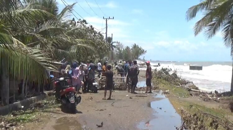 780 jiwa mengungsi , desa Lhok Puuk porak poranda, akibat terjangan pasang purnama