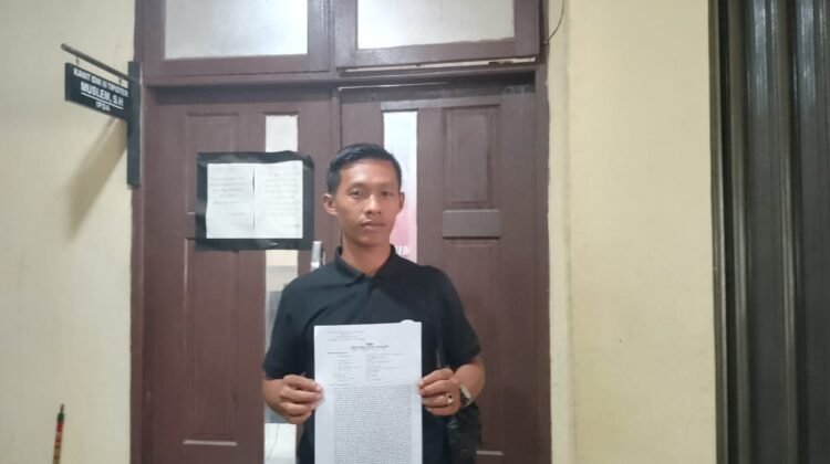 Wartawan harianpaparazzi.com, Azhari Syahputra melaporkan oknum Kepala Desa Kisam Pasir ke Polres Aceh Tenggara. (harianpaparazzi.com/ist)