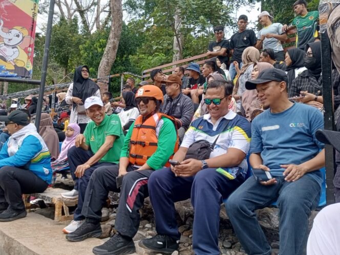 
					Ribuan Masyarakat Nonton Pertandingan Arung Jeram Head to Head tim R4 Putra dan Putri 