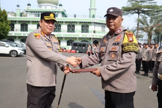 
					Kapolres Metro Jakarta Selatan Berikan Penghargaan Kepada Bhabinkamtibmas Teladan