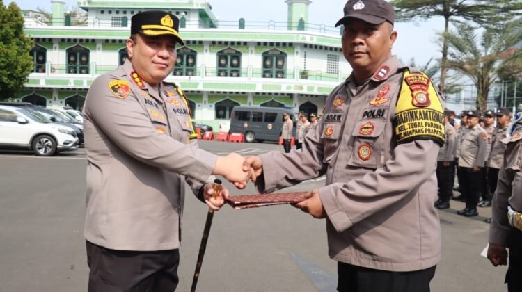 Kapolres Metro Jakarta Selatan Berikan Penghargaan Kepada Bhabinkamtibmas Teladan