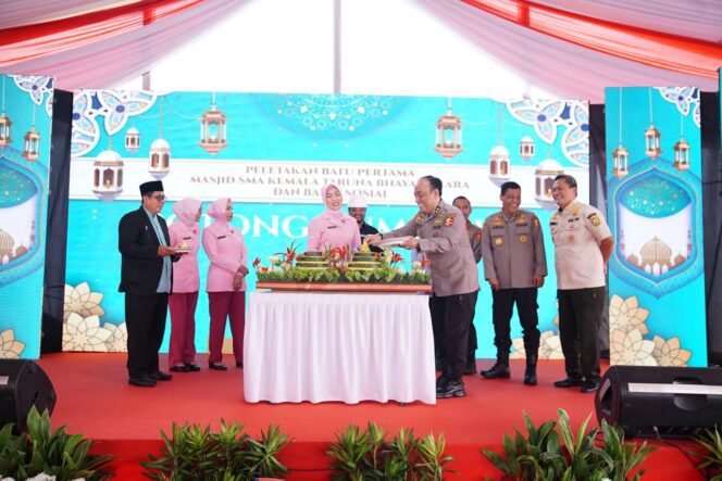 
					Ground Breaking Masjid SMA Kemala Taruna Bhayangkara, Irjen Pol Dedi Prasetyo: Kontribusi Polri Persiapkan SDM Unggul Menuju Indonesia Emas 2045