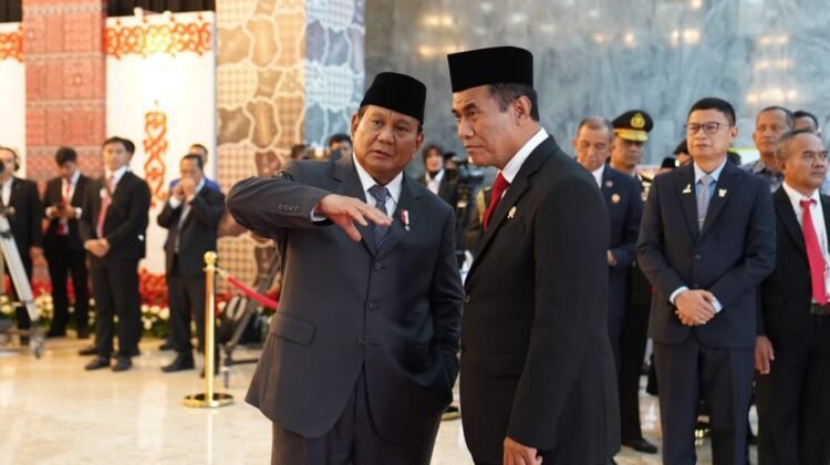 Presiden Terpilih Membisik Mentan Amran di Acara Pelantikan DPR RI, Ada Apa Ya?