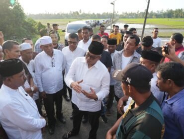 Cagub Aceh Bustami berdialog dengan warga yang menghadang beliau di pedalaman Aceh Utara.  (harianpaparazzi.com/ist)