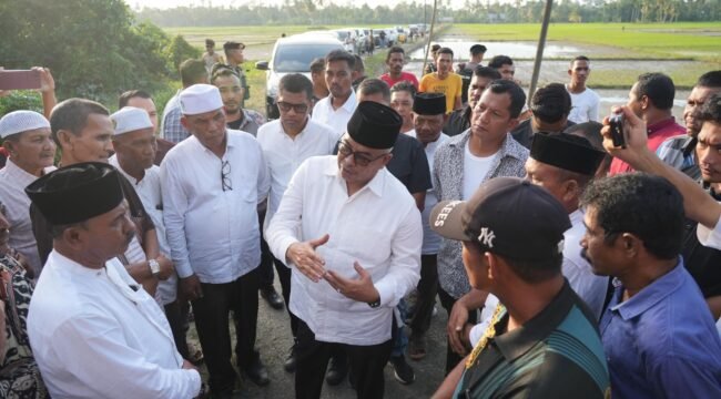 Cagub Aceh Bustami berdialog dengan warga yang menghadang beliau di pedalaman Aceh Utara.  (harianpaparazzi.com/ist)