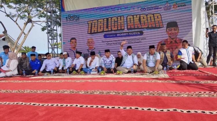 Tabligh Akbar Meriah, Paslon Baharuddin-Syafrizal Beri Kode Dua Jari di Hadapan Ribuan Jamaah