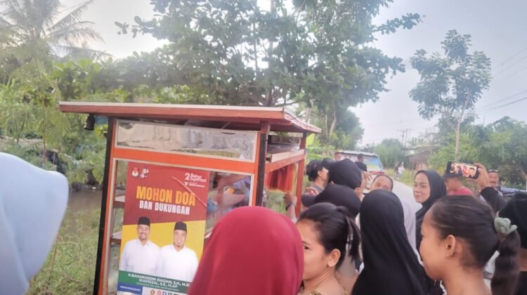 Calon Bupati Baharuddin Siagian Beri Rezeki Nomplok: Gerobak Sate Berstiker BAHAGIA Ludes Diborong