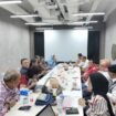 Ketua Umum PWI Pusat, Hendry Ch Bangun, bersama jajaran pengurus, memimpin rapat persiapan HPN 2025 melalui Zoom dengan Ketua PWI Kalsel, Zainal Helmie, pada Jumat, 25 Oktober 2024. HPN 2025 dipastikan akan berlangsung di Kalimantan Selatan. 