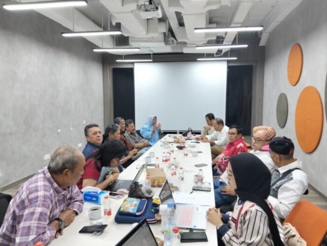 
					Ketua Umum PWI Pusat, Hendry Ch Bangun, bersama jajaran pengurus, memimpin rapat persiapan HPN 2025 melalui Zoom dengan Ketua PWI Kalsel, Zainal Helmie, pada Jumat, 25 Oktober 2024. HPN 2025 dipastikan akan berlangsung di Kalimantan Selatan. 