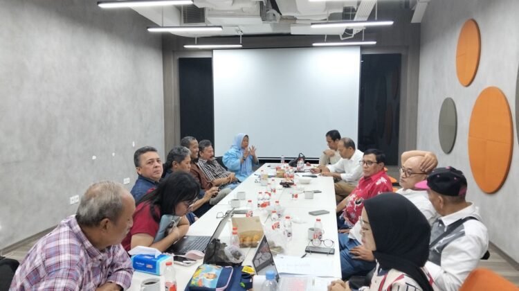 Ketua Umum PWI Pusat, Hendry Ch Bangun, bersama jajaran pengurus, memimpin rapat persiapan HPN 2025 melalui Zoom dengan Ketua PWI Kalsel, Zainal Helmie, pada Jumat, 25 Oktober 2024. HPN 2025 dipastikan akan berlangsung di Kalimantan Selatan. 