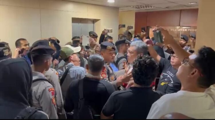 Foto-foto tangkapan layar yang diunggah ke jaringan medsos memperlihatkan kondisi rusuh di Kantor PWI Pusat, Jakarta, Selasa, 1 Oktober 2024. (Dok PWI Aceh)